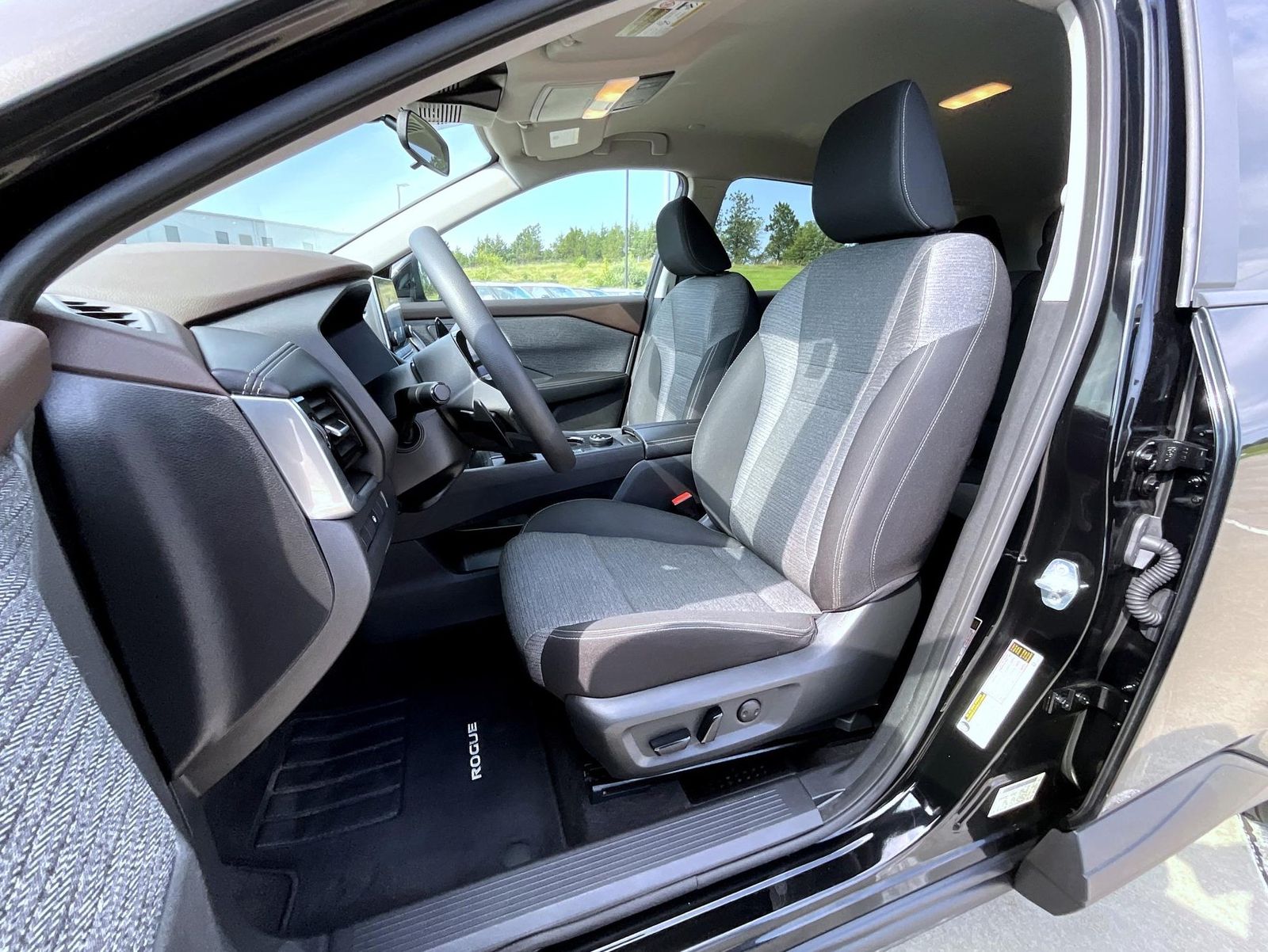 2022 Nissan Rogue SV photo 11