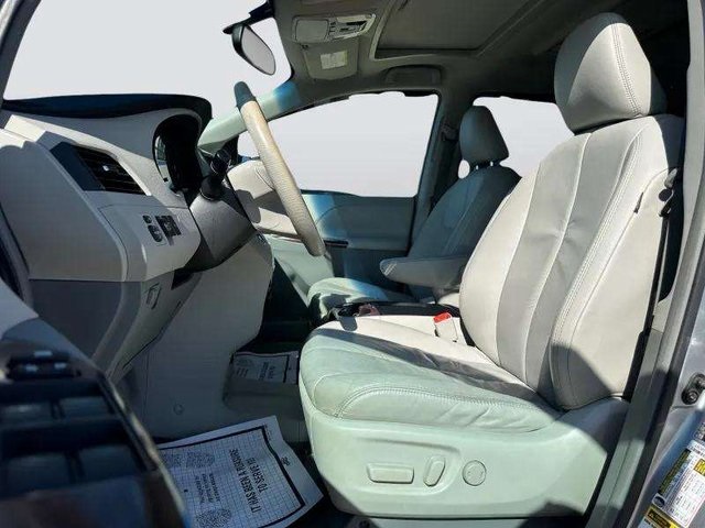 2011 Toyota Sienna Limited photo 31