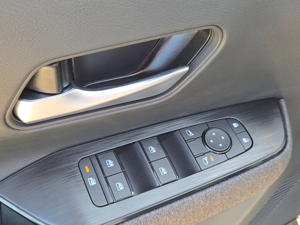 2025 Nissan Kicks SV photo 14