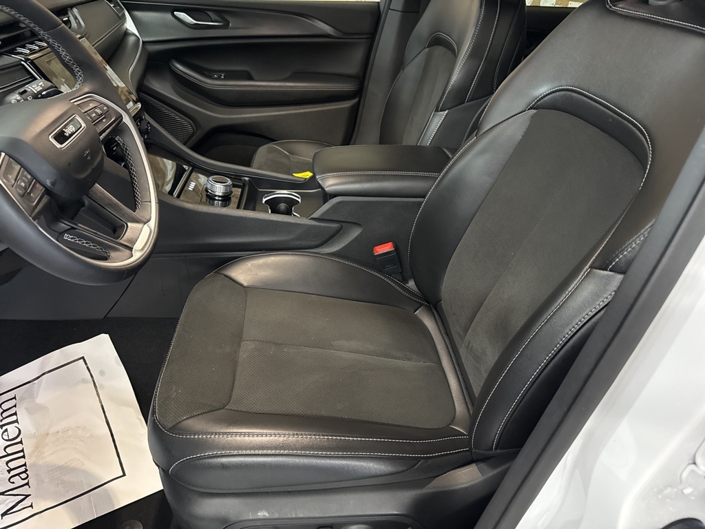 2024 Jeep Grand Cherokee Altitude photo 2