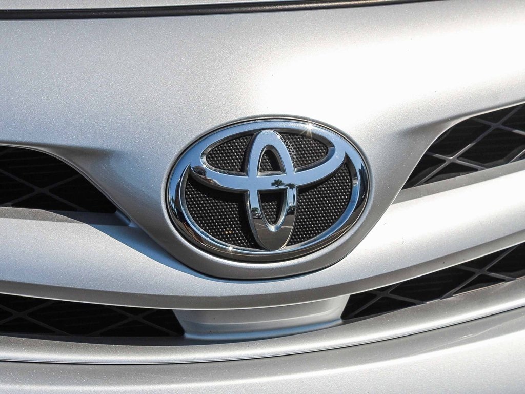2012 Toyota Corolla LE photo 11