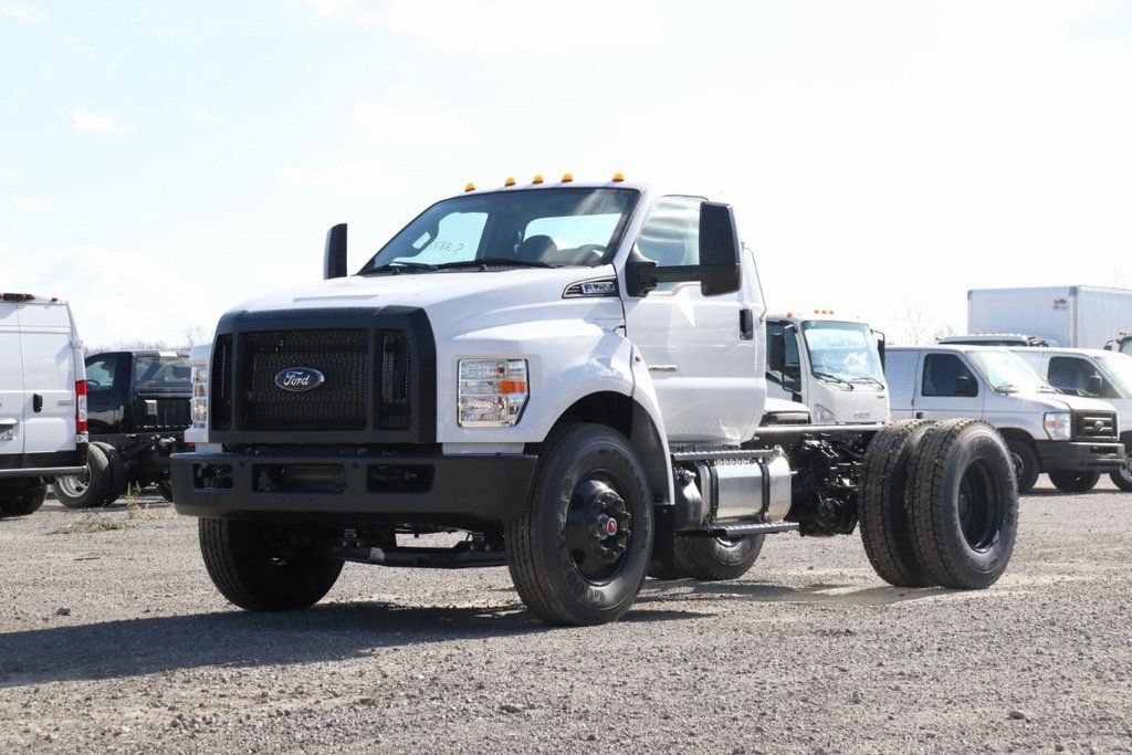 2025 Ford F-750 photo 2