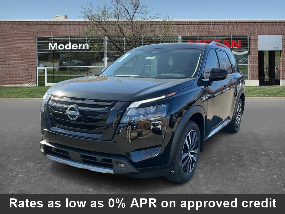 2025 Nissan Pathfinder Platinum's photo