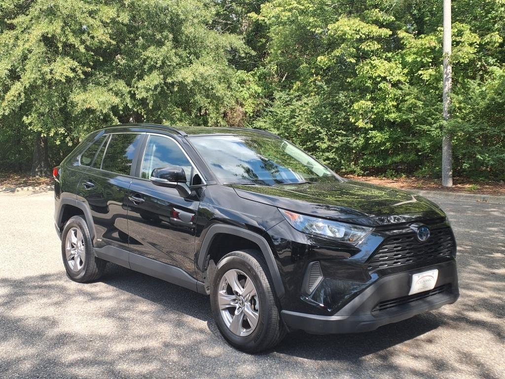 2022 Toyota RAV4 LE's photo