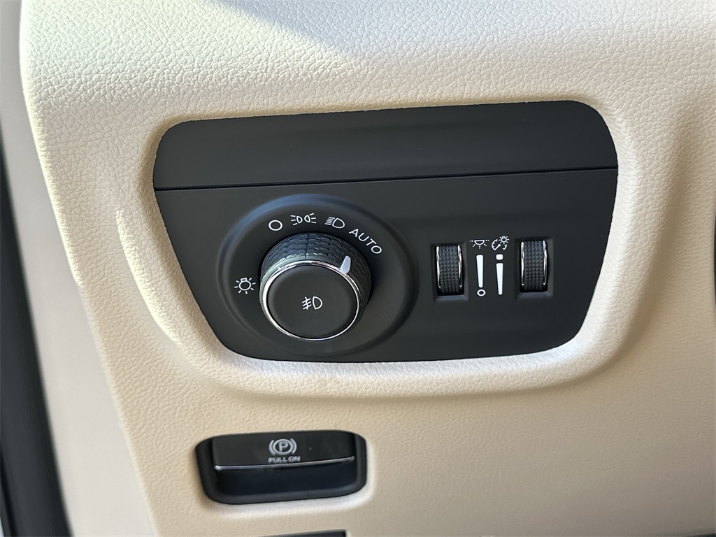 2025 Jeep Grand Cherokee Limited photo 25