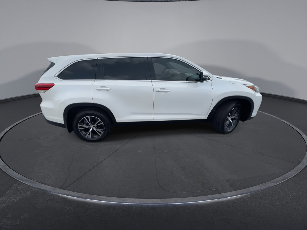 2019 Toyota Highlander LE photo 9