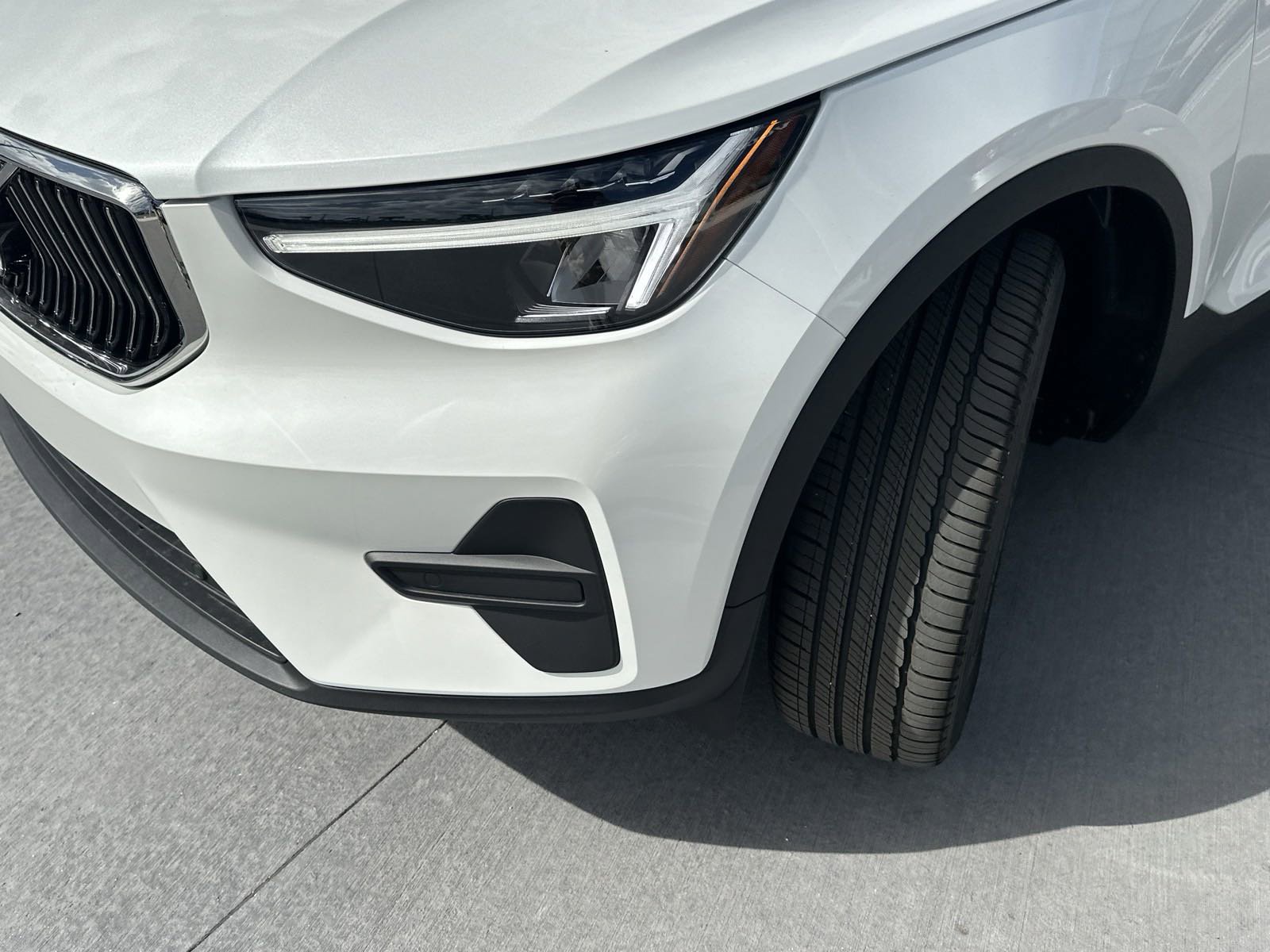 2025 Volvo XC40 Core AWD photo 3