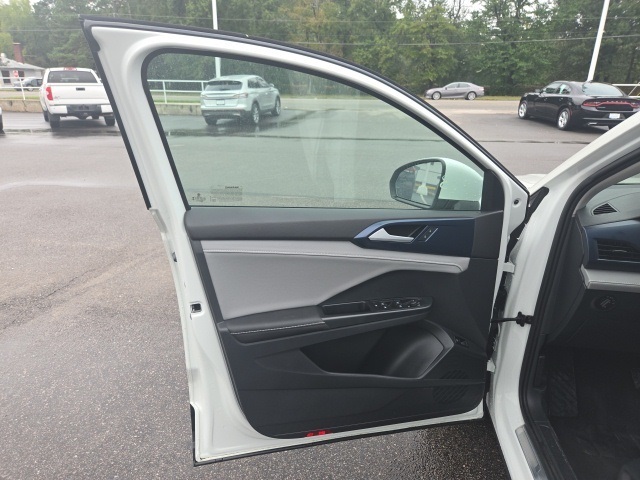 2024 Volkswagen Taos SE photo 9