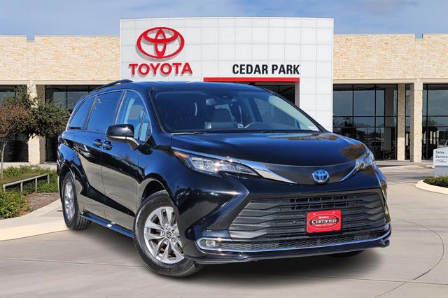 2023 Toyota Sienna XLE's photo