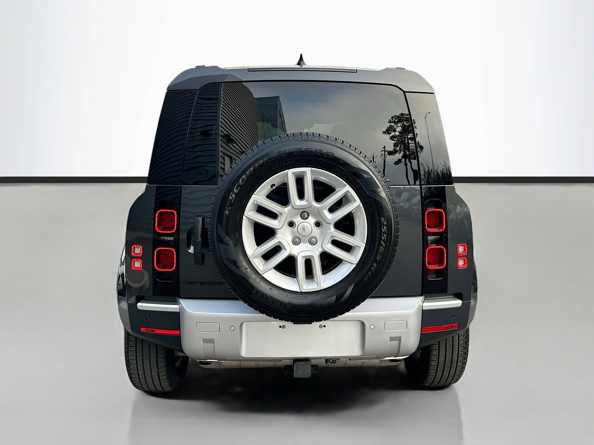 2025 Land Rover Defender 110 S photo 3