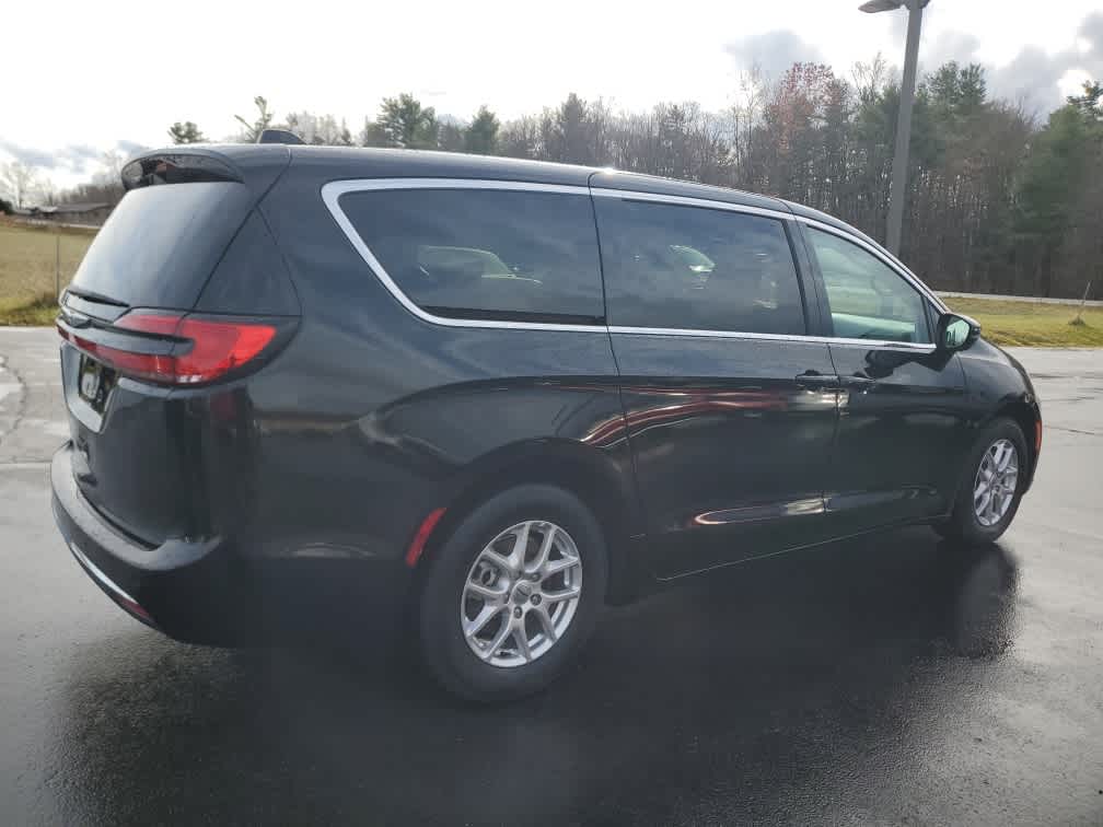 2024 Chrysler Pacifica Touring L photo 4