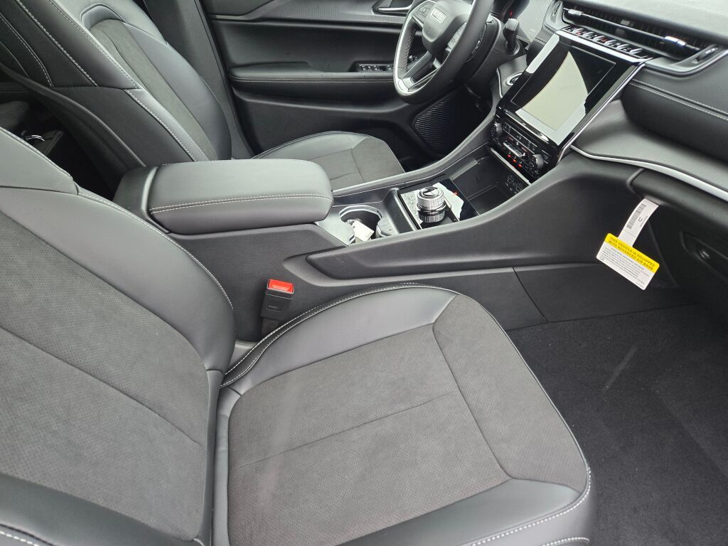 2025 Jeep Grand Cherokee Laredo Altitude photo 4