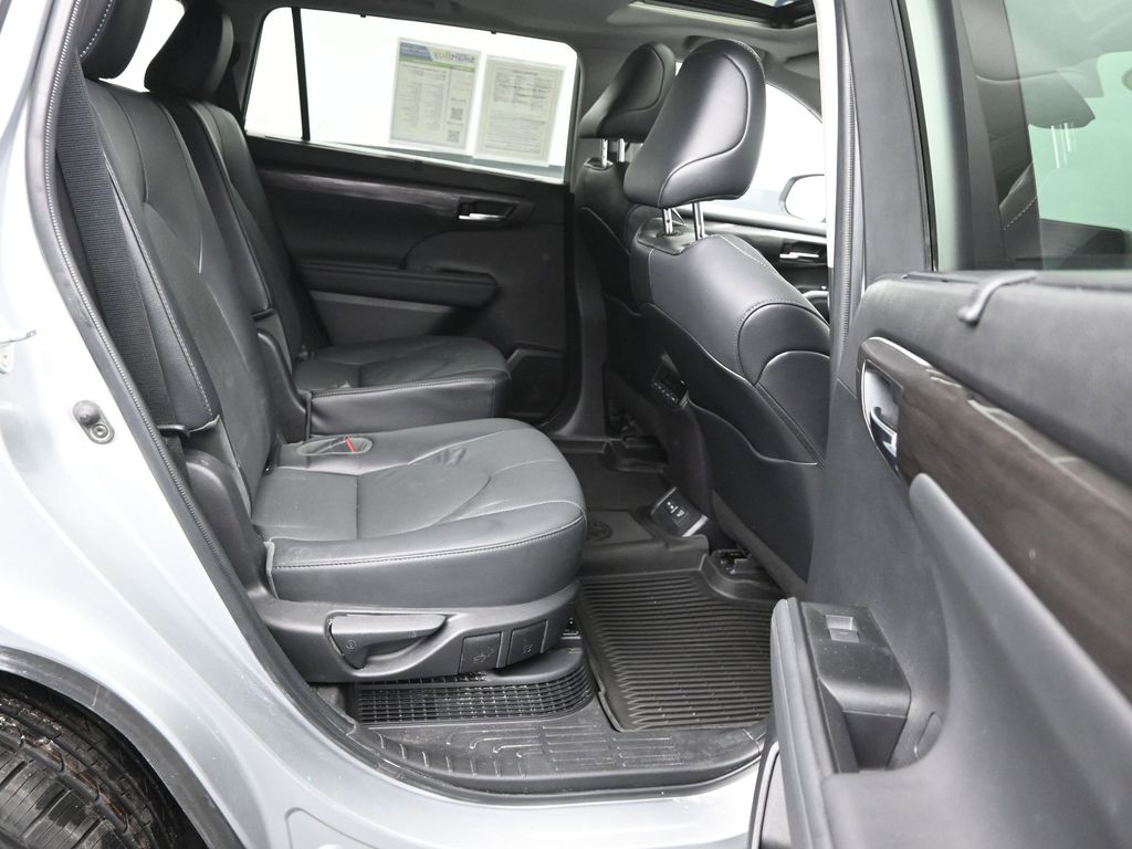 2022 Toyota Highlander Hybrid Limited photo 6