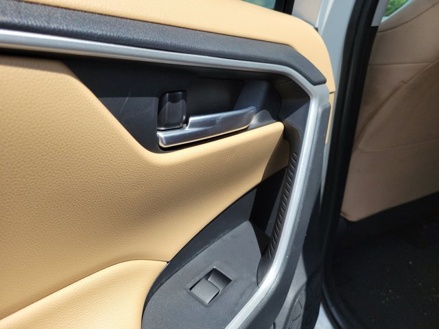 2019 Toyota RAV4 XLE photo 13