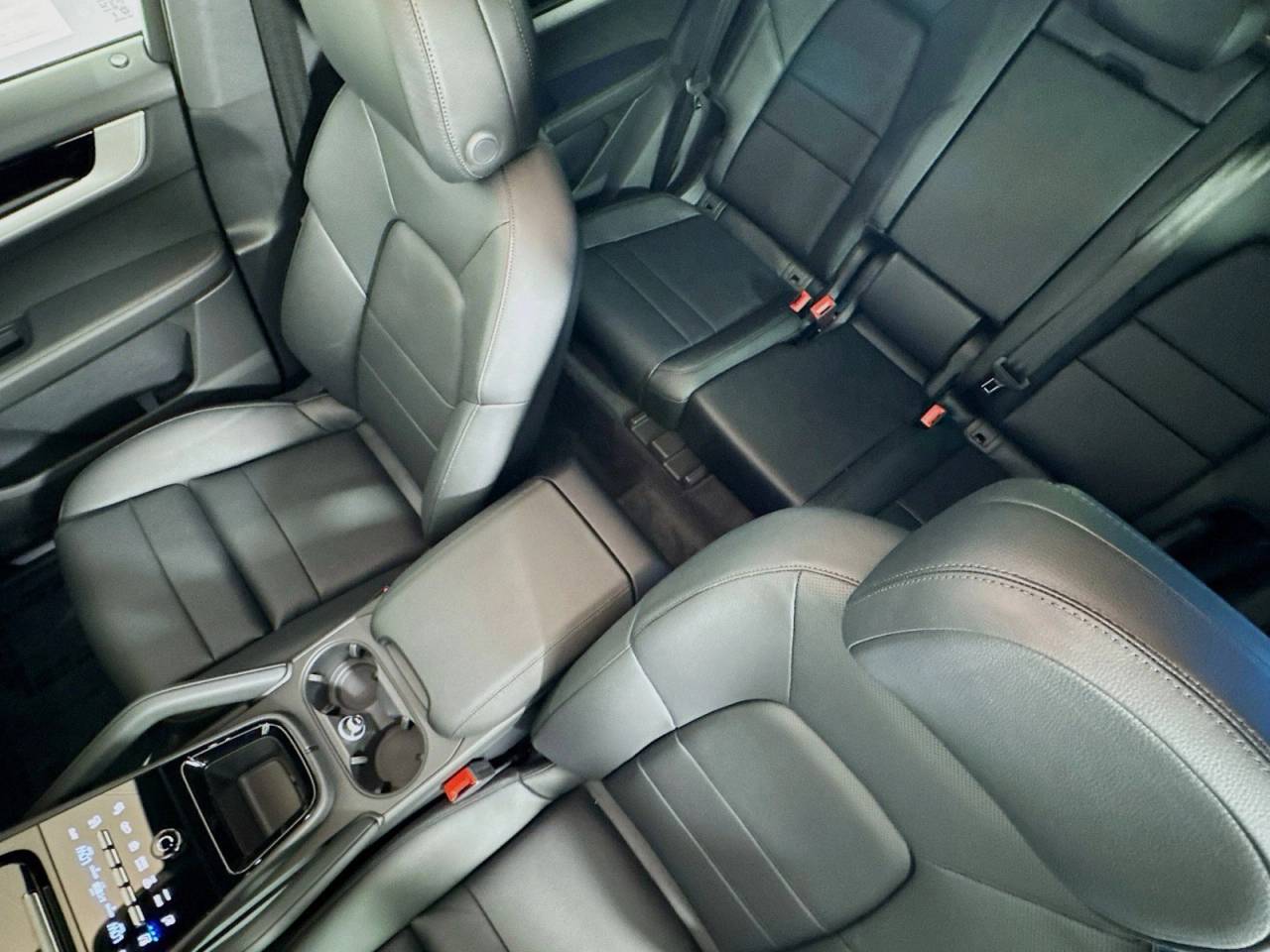 2025 Porsche Cayenne photo 17