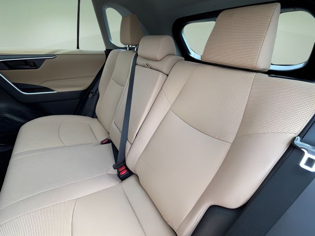 2021 Toyota RAV4 LE photo 8