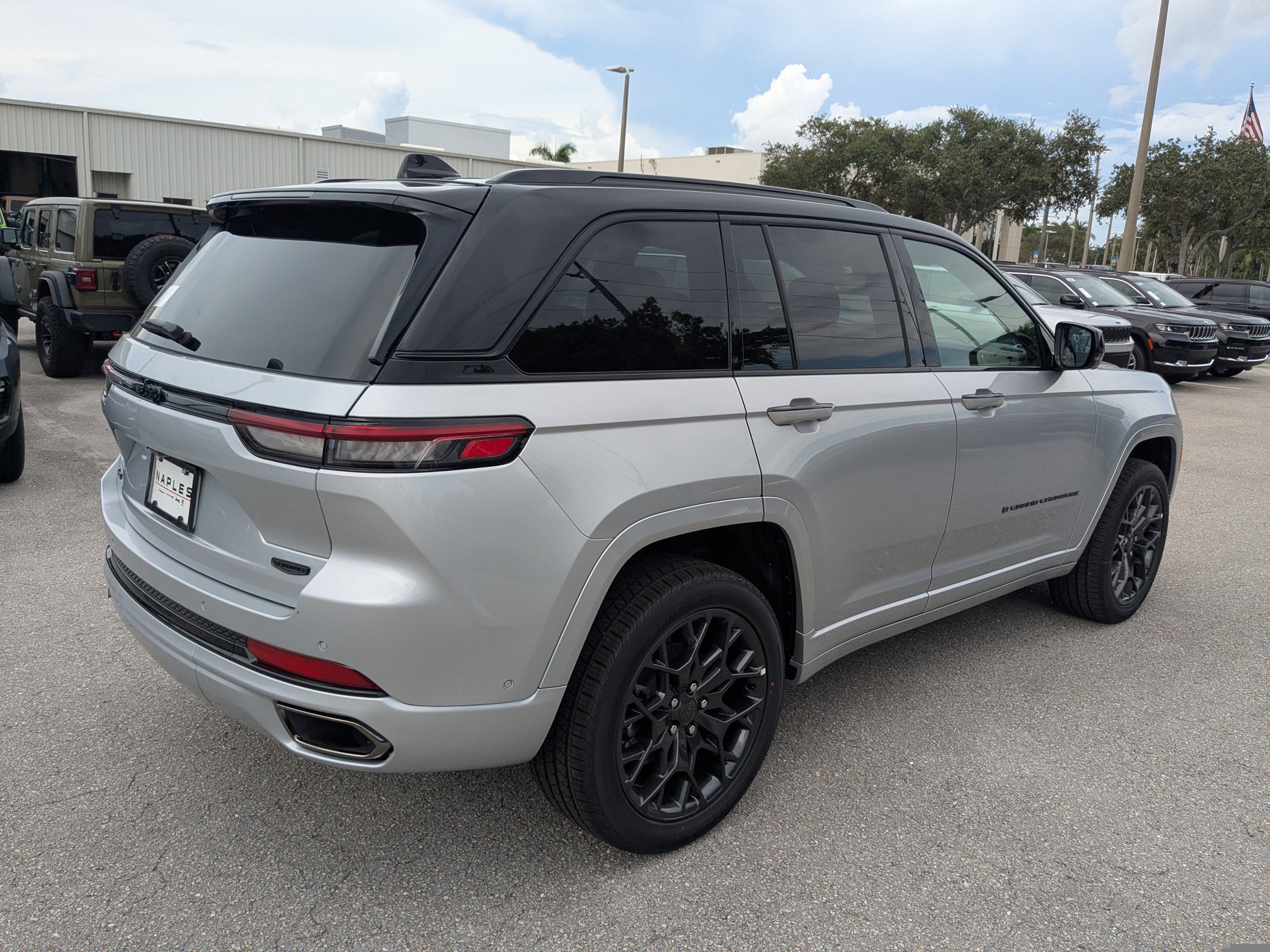 2025 Jeep Grand Cherokee Summit photo 5