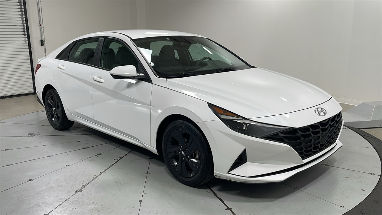 2022 Hyundai Elantra SEL photo 3