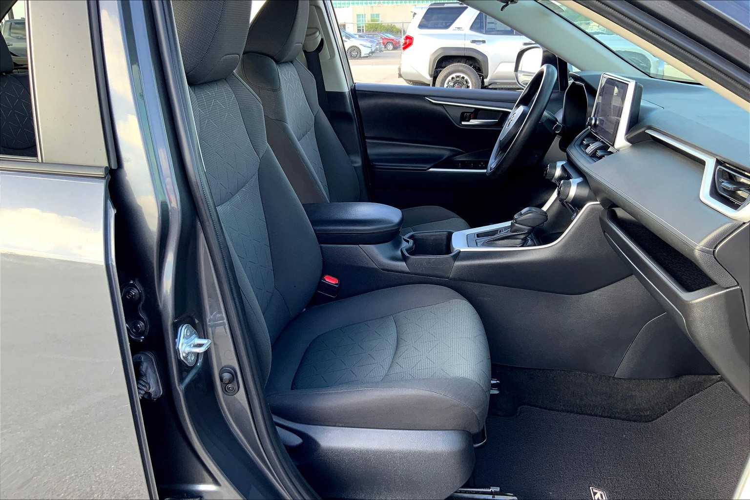2023 Toyota RAV4 XLE photo 8