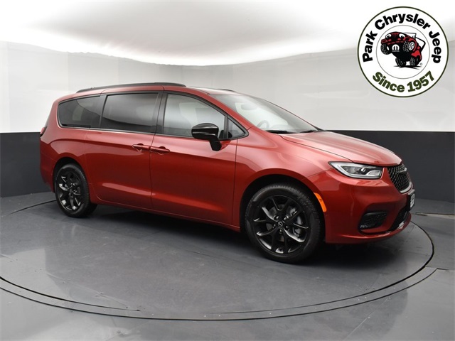 2026 Chrysler Pacifica Limited's photo