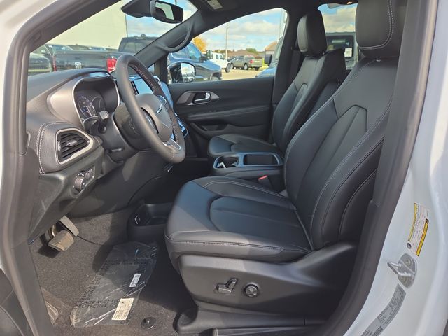 2026 Chrysler Pacifica photo 4
