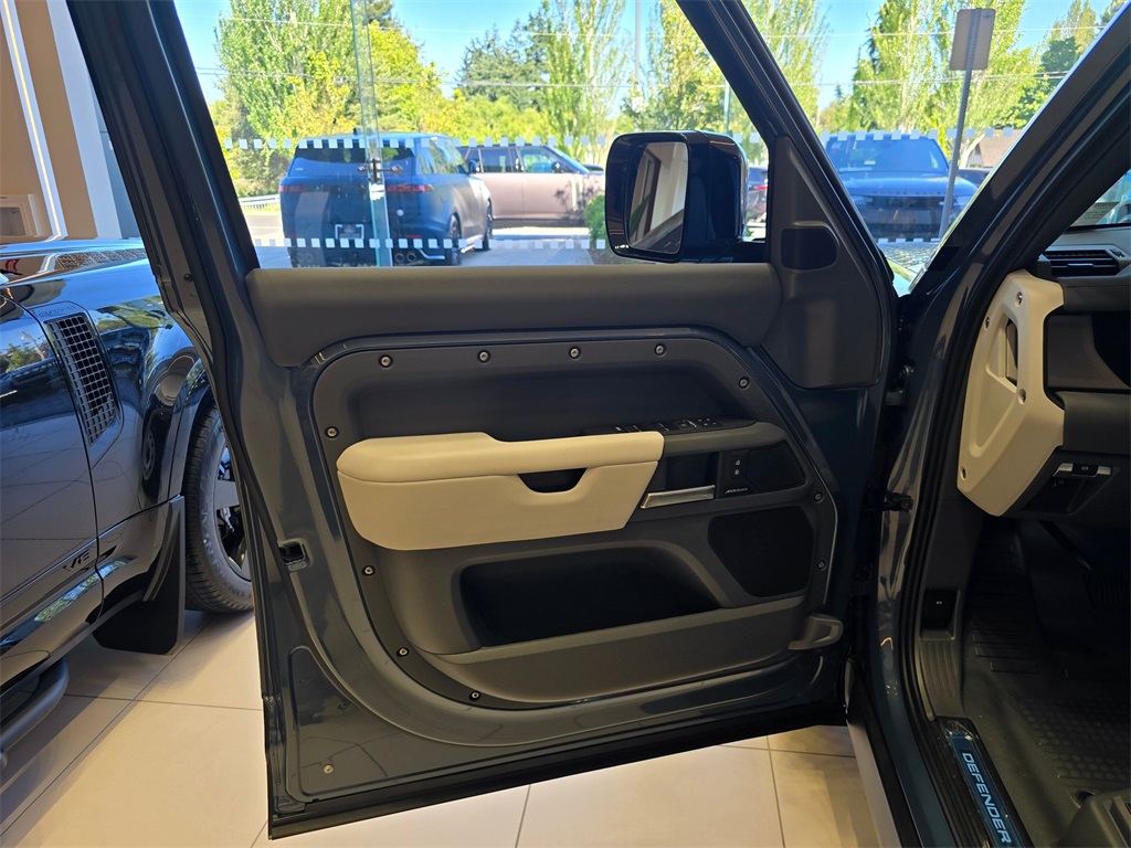 2025 Land Rover Defender 110 S photo 19