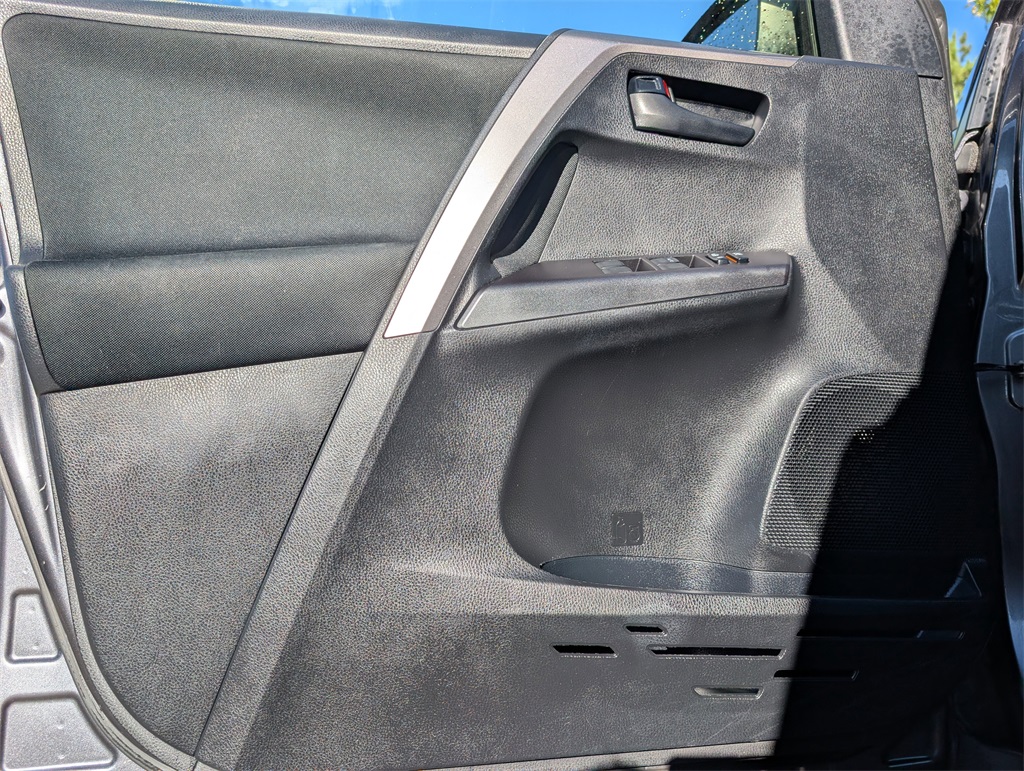 2017 Toyota RAV4 LE photo 11