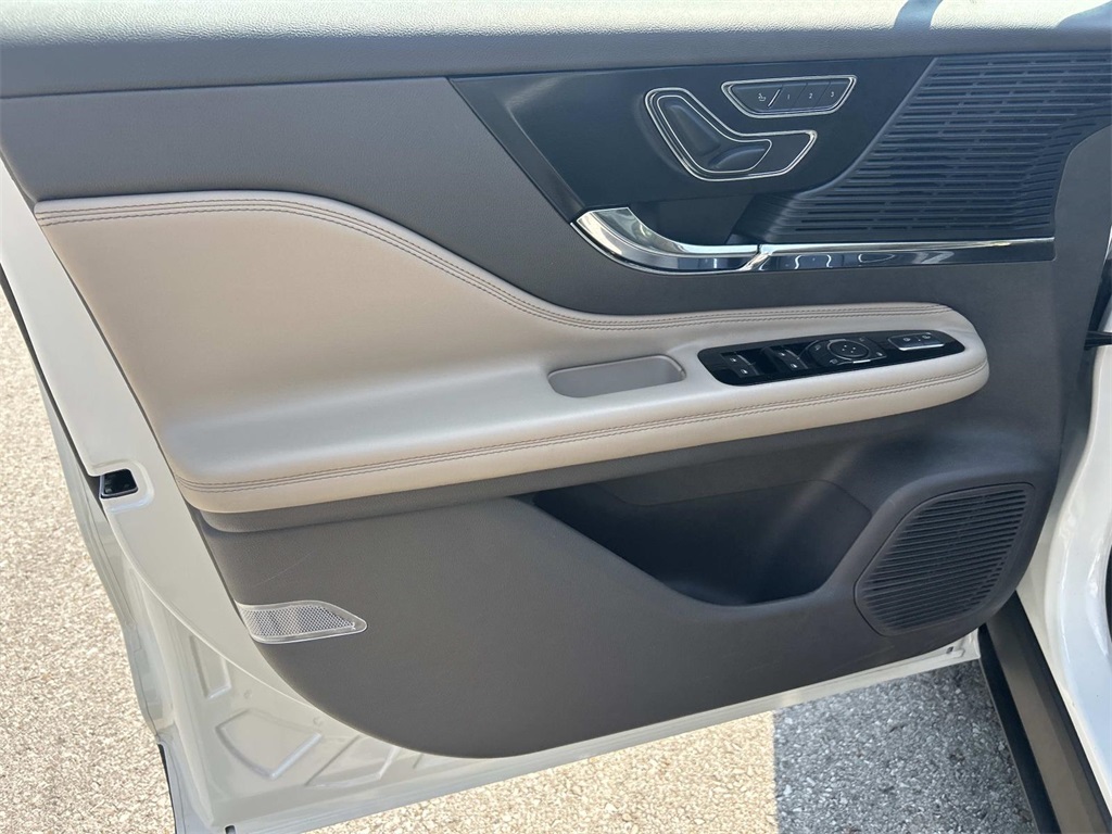 2022 Lincoln Corsair Standard photo 17