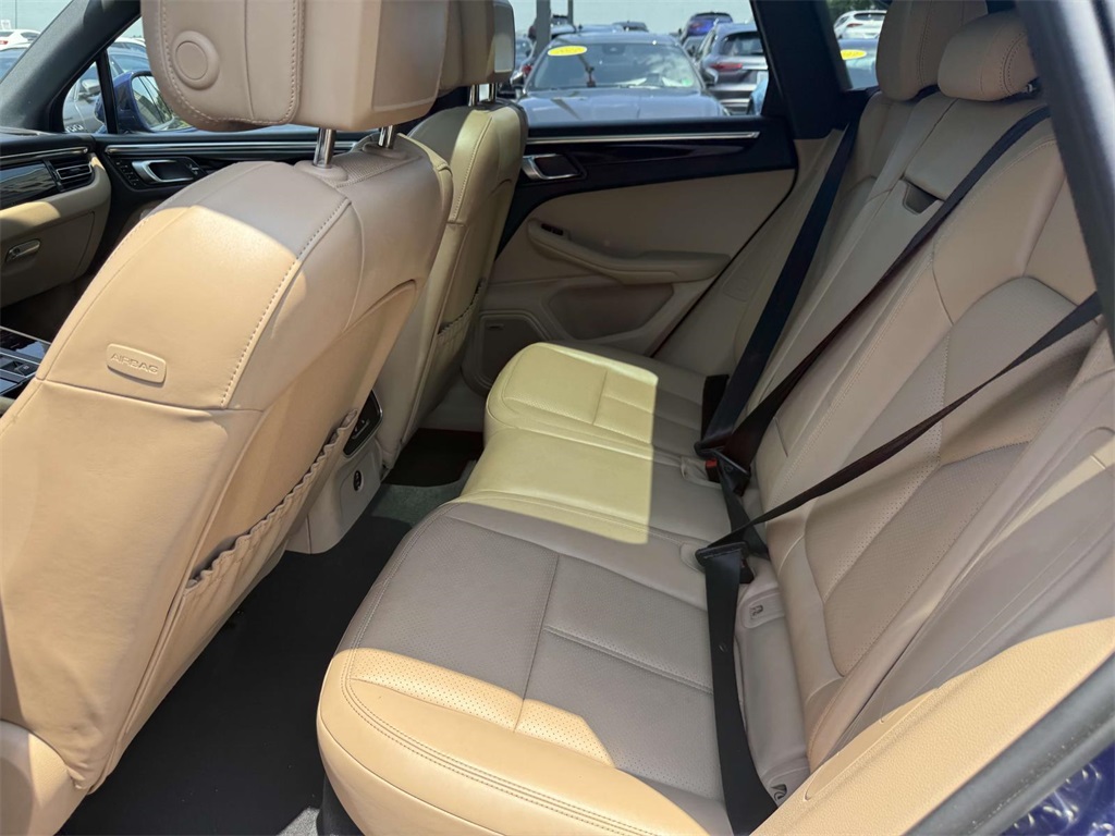 2022 Porsche Macan Base photo 18