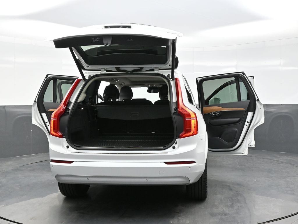 2022 Volvo XC90 T6 Momentum photo 37