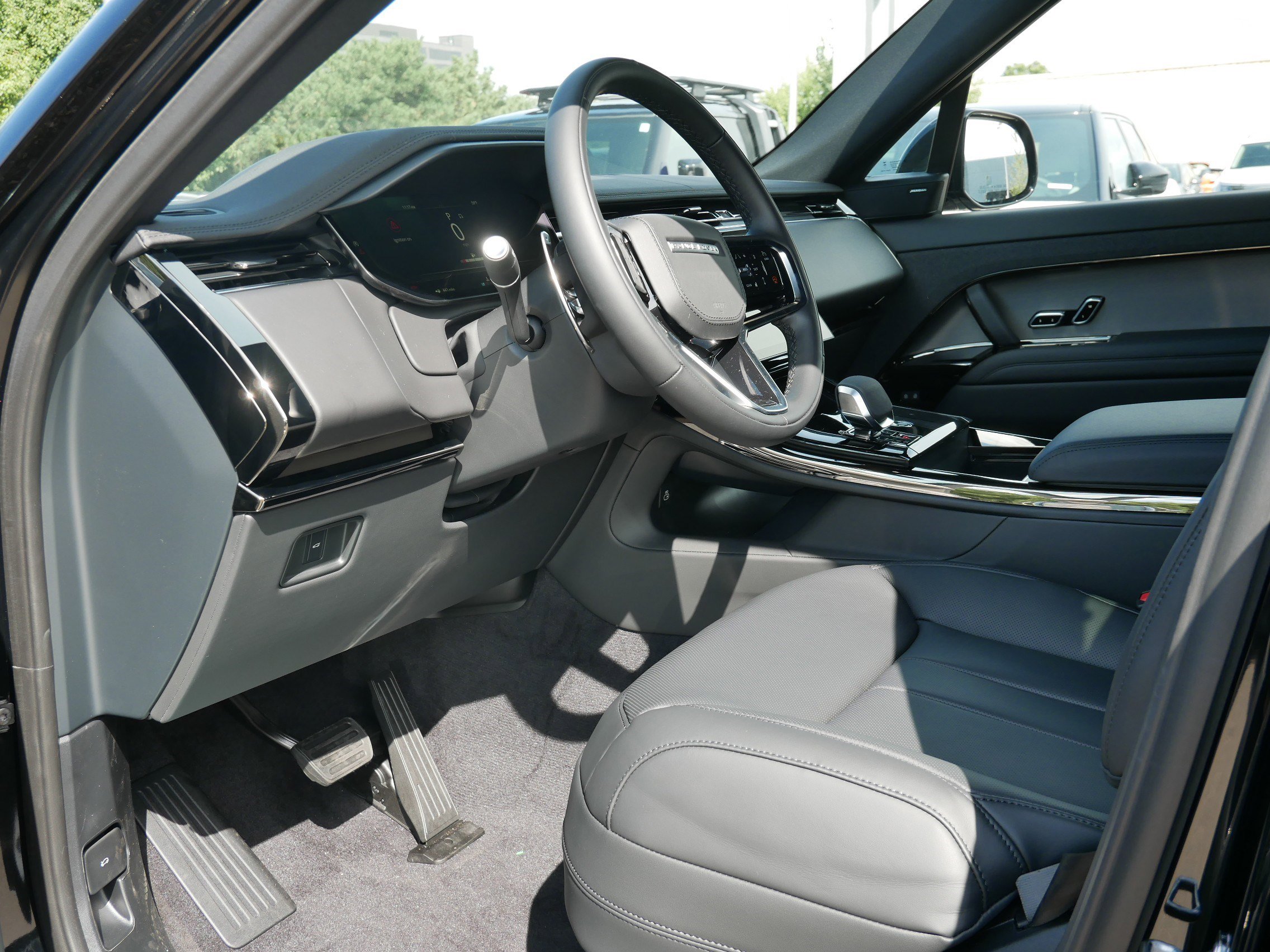 2025 Land Rover Range Rover Sport SE photo 3