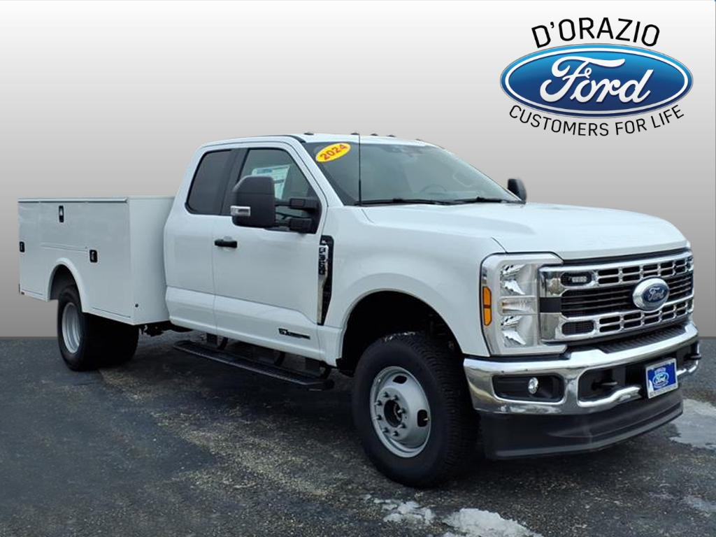 2025 Ford F-350 Super Duty Chassis Cab XL's photo