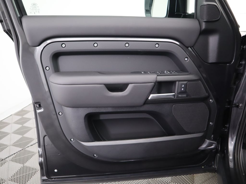 2025 Land Rover Defender 110 X photo 23