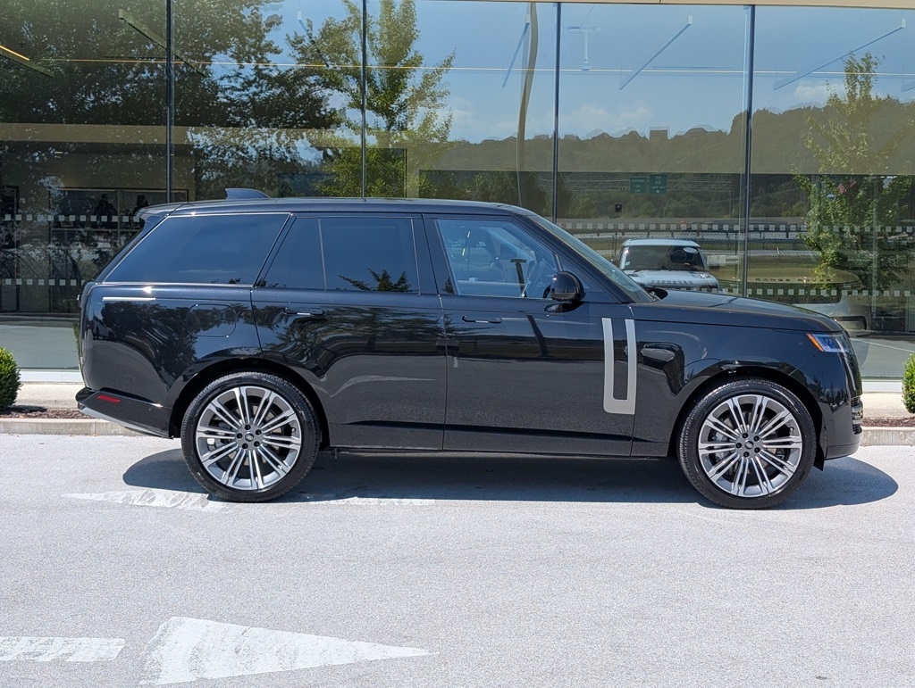 2025 Land Rover Range Rover SE photo 7
