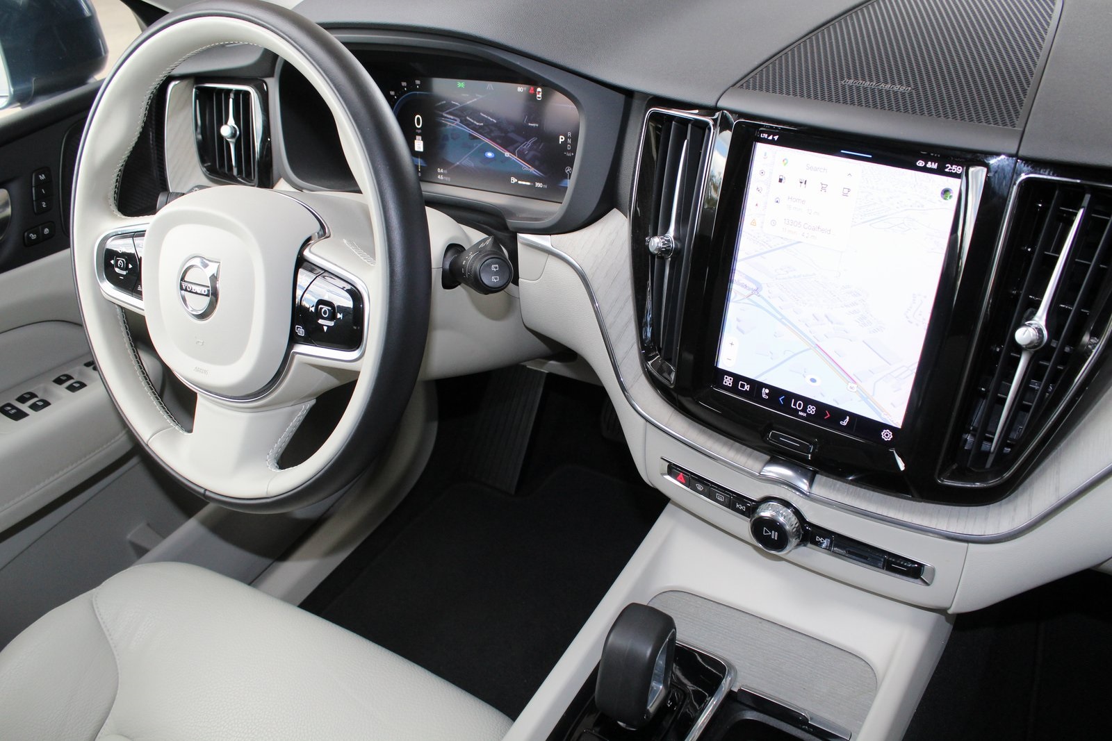 2023 Volvo XC60 B5 Plus photo 2