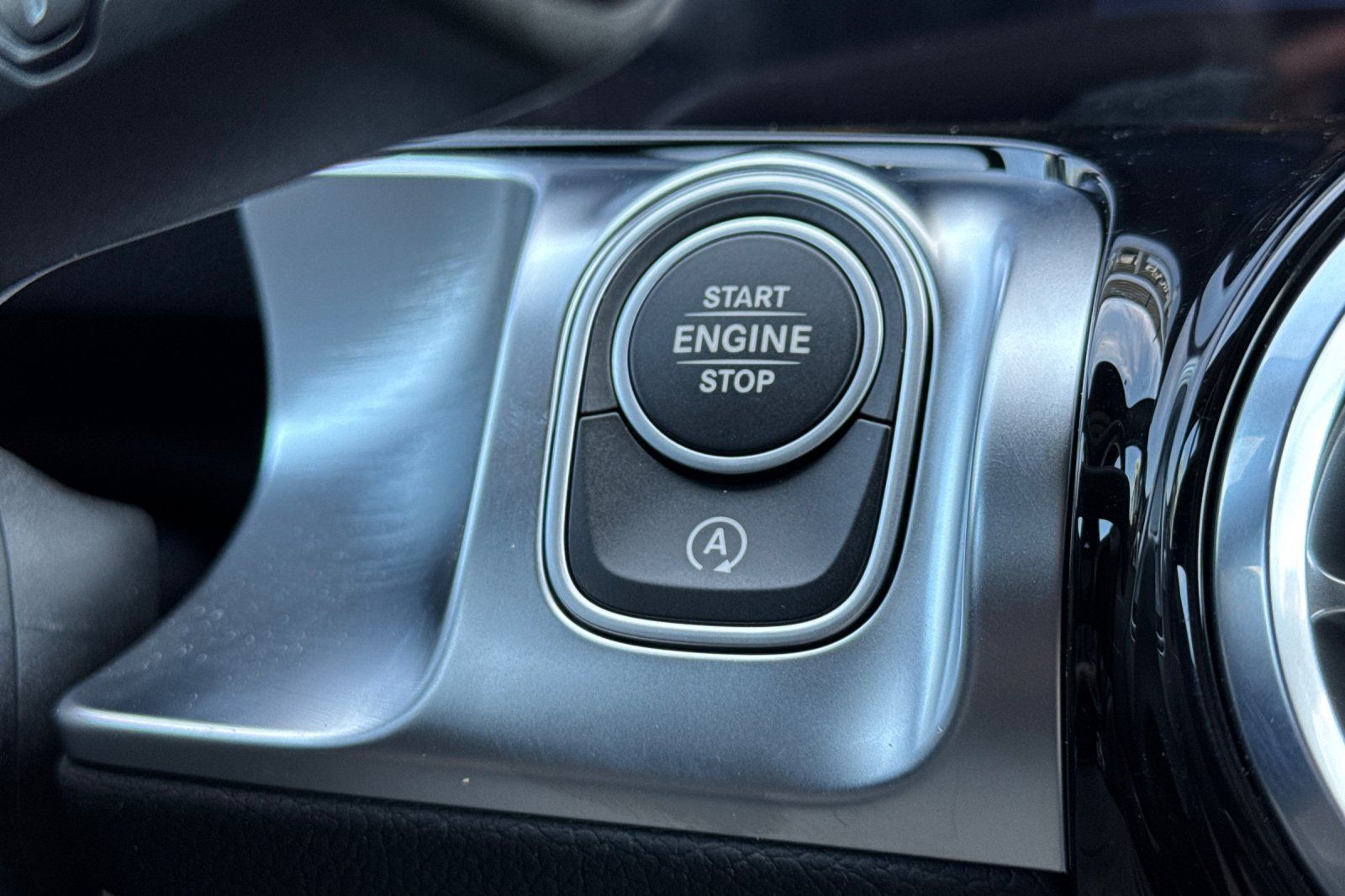 2025 Mercedes Benz GLB 250 photo 16