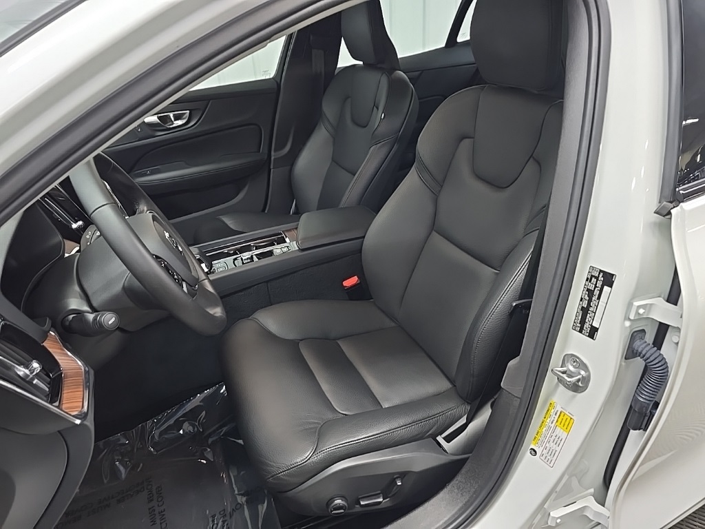 2024 Volvo S60 B5 Plus photo 30