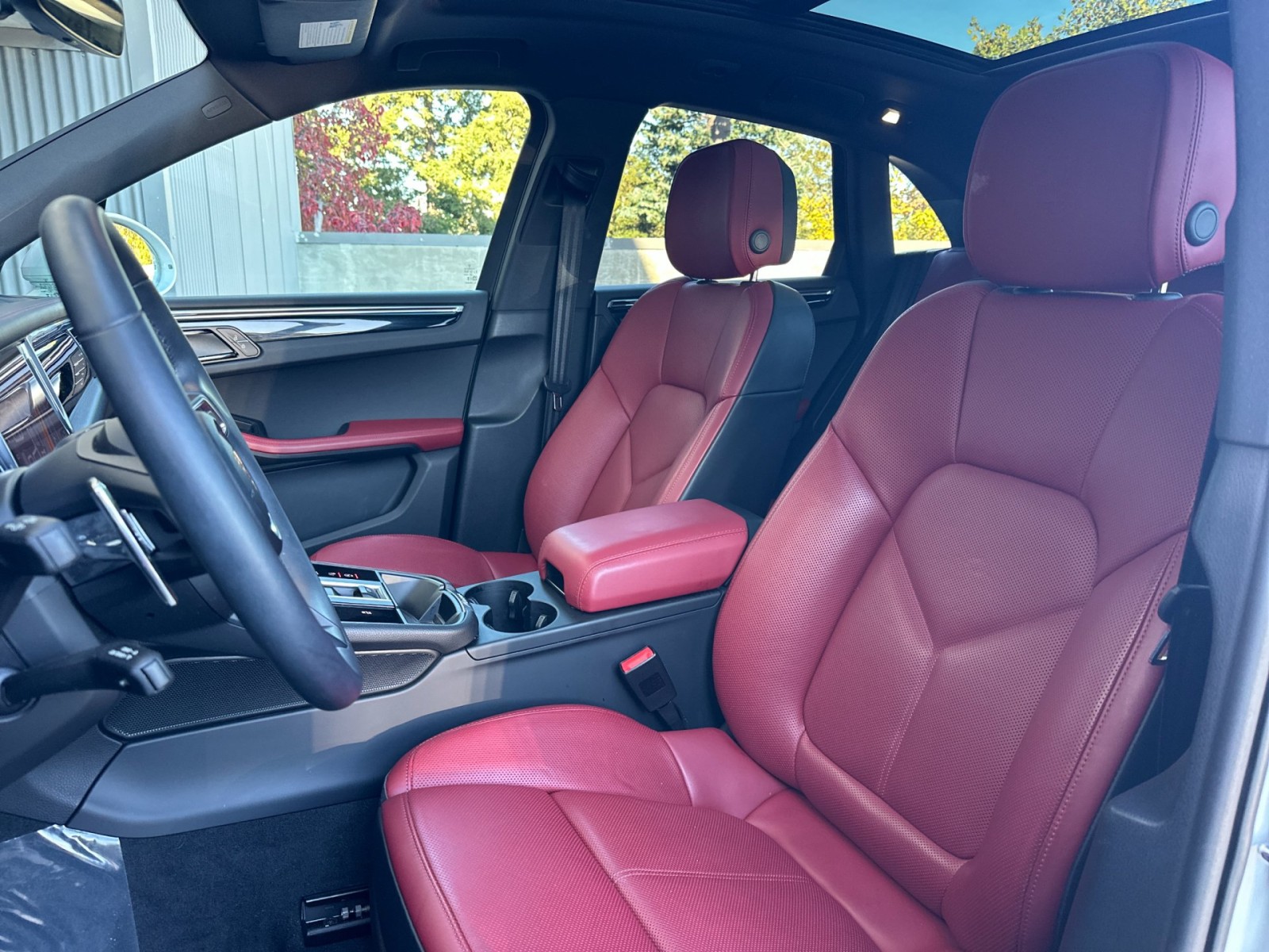 2025 Porsche Macan T photo 4