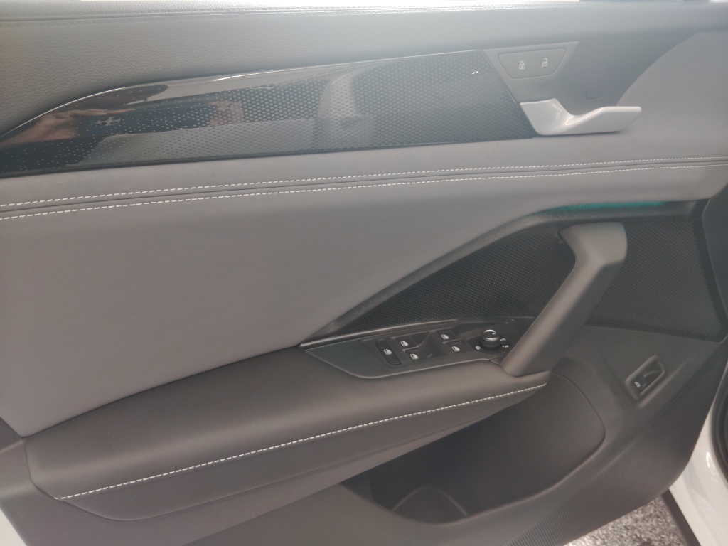 2026 Volkswagen Tiguan SE R-Line Black photo 4