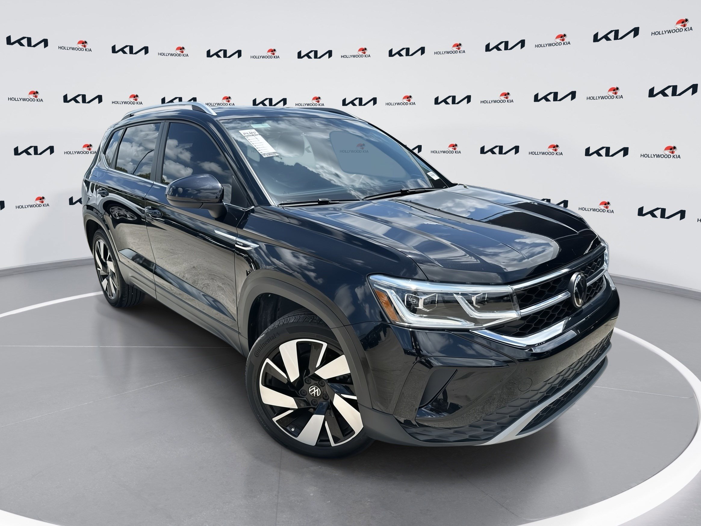 2024 Volkswagen Taos SEL's photo