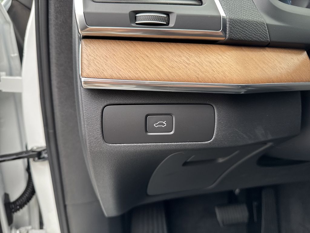 2025 Volvo XC90 Core photo 19