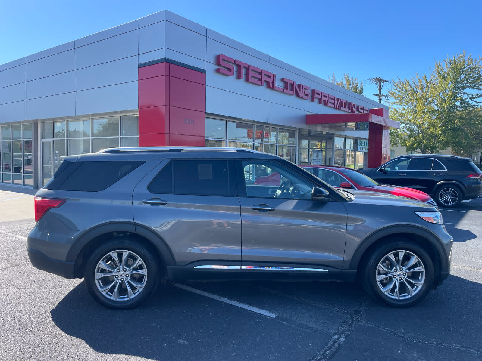 2023 Ford Explorer Limited's photo