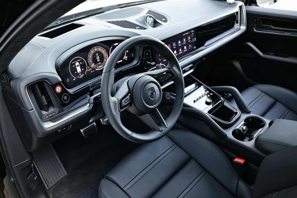 2026 Porsche Cayenne Turbo E-Hybrid photo 3