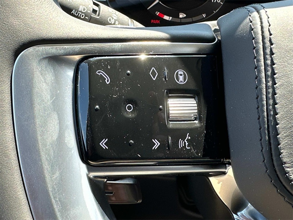 2025 Land Rover Range Rover SE photo 7