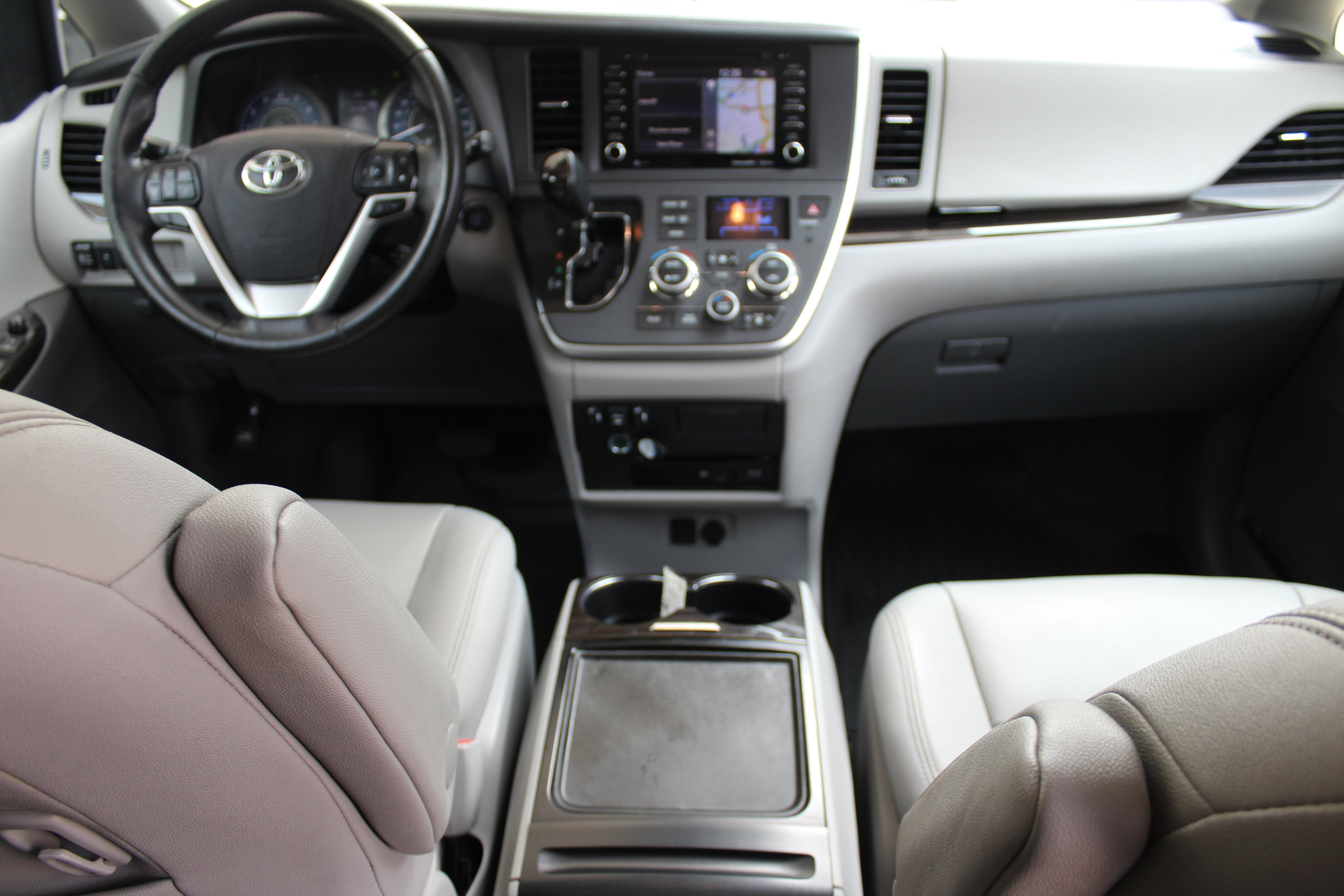 2020 Toyota Sienna XLE photo 4