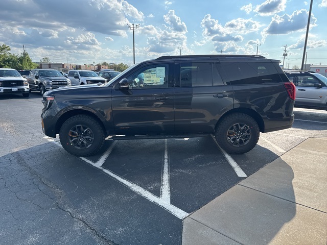 2025 Ford Expedition photo 2