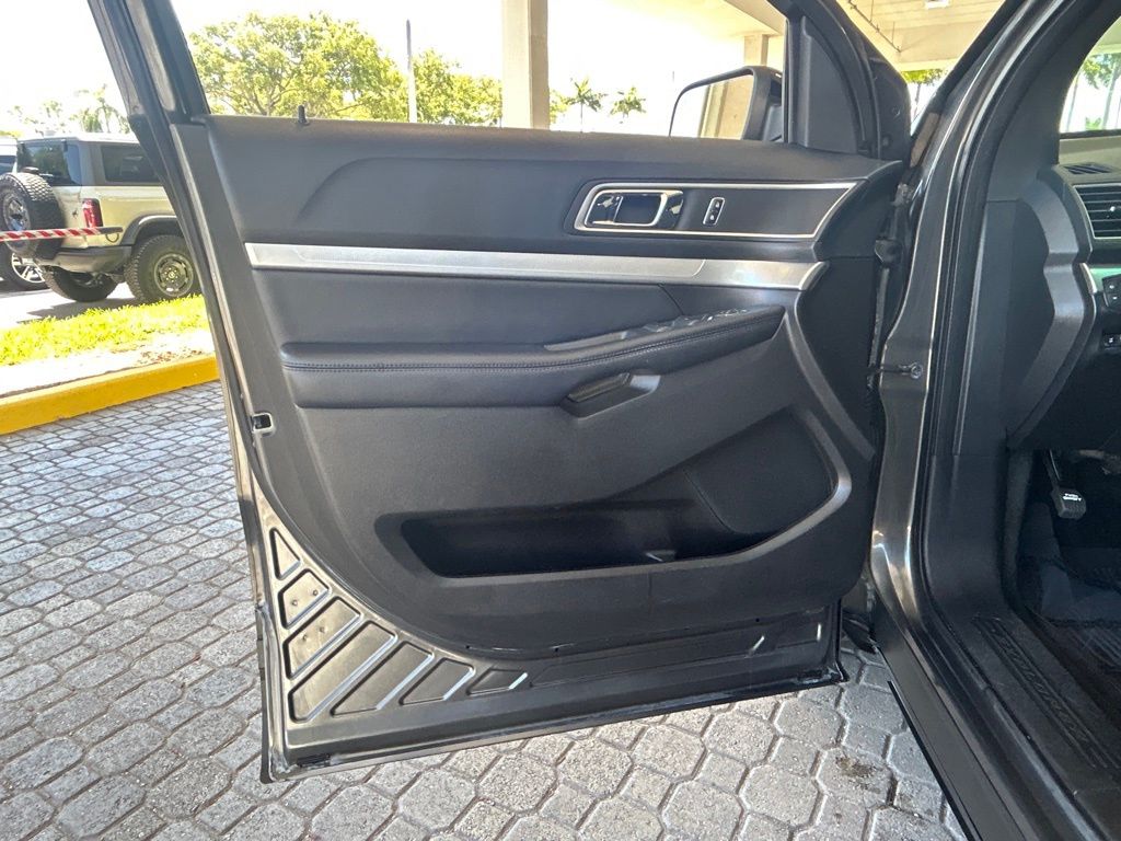2017 Ford Explorer XLT photo 32