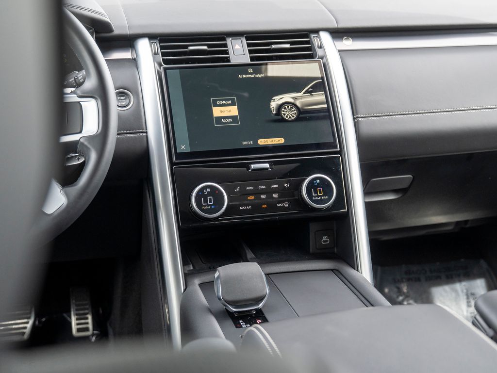 2024 Land Rover Discovery Metropolitan Edition photo 18