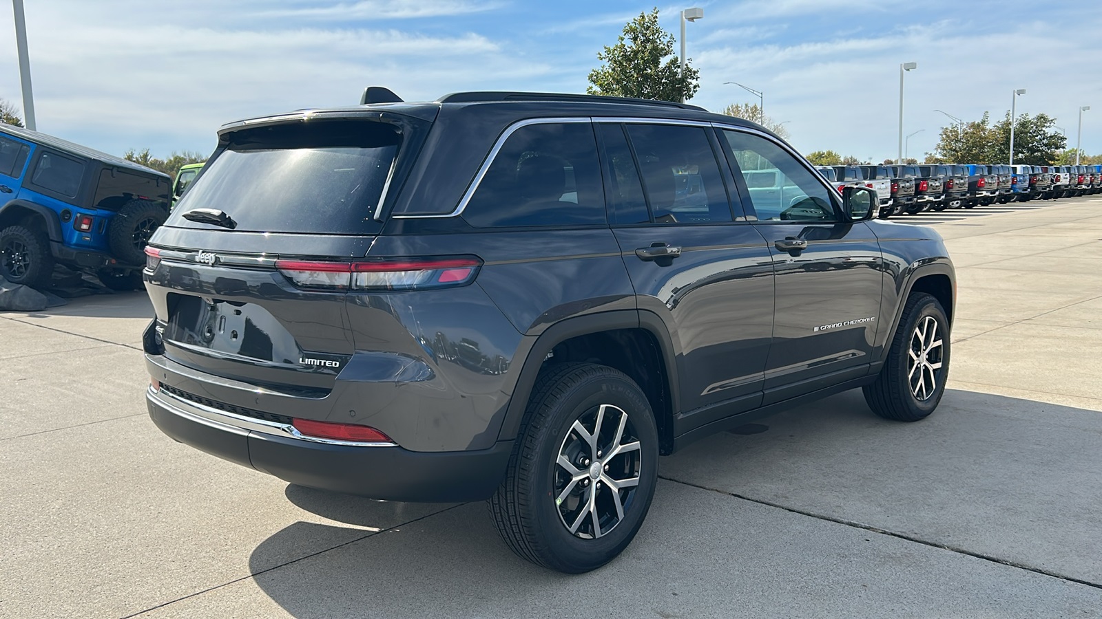 2025 Jeep Grand Cherokee Limited photo 3