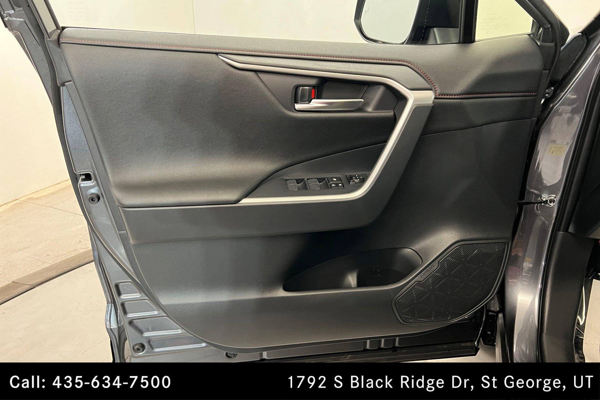 2025 Toyota RAV4 Hybrid XSE photo 13